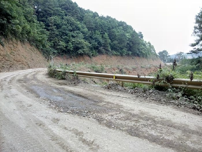 往环江村的曲折山路