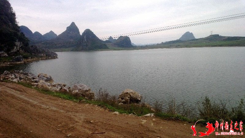 水库边是泥沙路，下雨还是蛮难走得，一脚滴泥巴