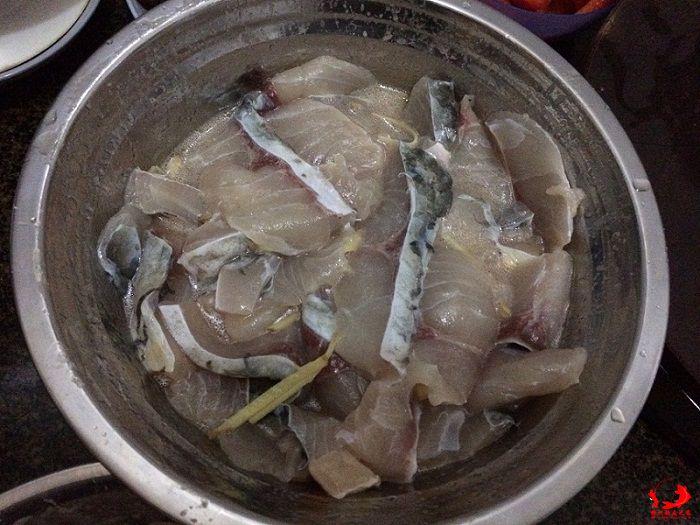 鱼肉用花生油腌一下