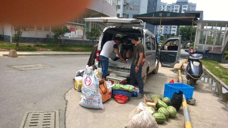 摆地摊一样，实践证明东西太多不是好事，不好换口了，下次去就是带一个钓箱装冷冻饵料和冰块（保鲜鱼回来就 ...